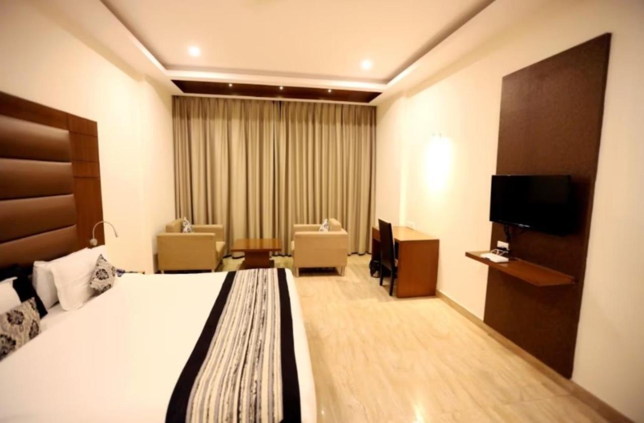 Hotel Krishna Palace, Ayodhya Exterior photo
