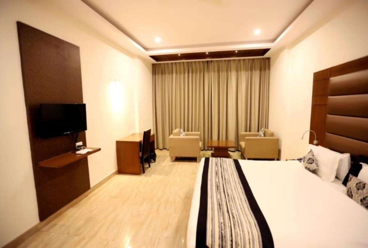 Hotel Krishna Palace, Ayodhya Exterior photo